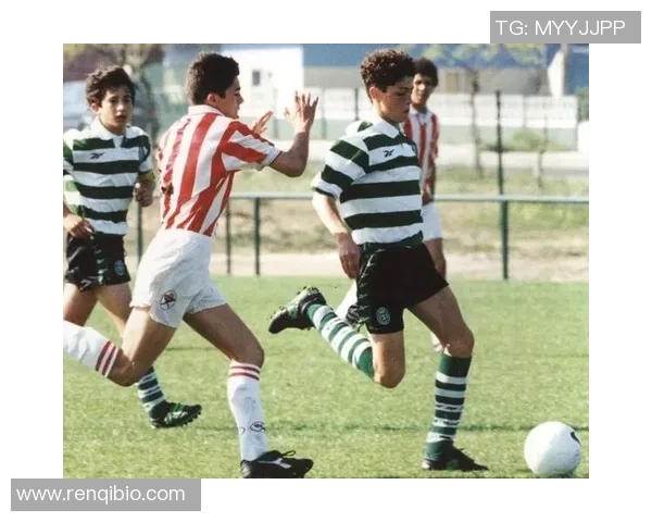 十位足球巨星的童年照片揭秘 揭开他们成长背后的故事