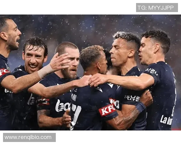 足球场上的明星背后 她们是最亮眼的风景与支持者