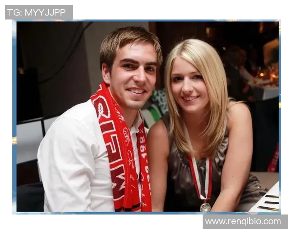 足球巨星弯腰合影时刻展现亲民风采与球场内外的独特魅力