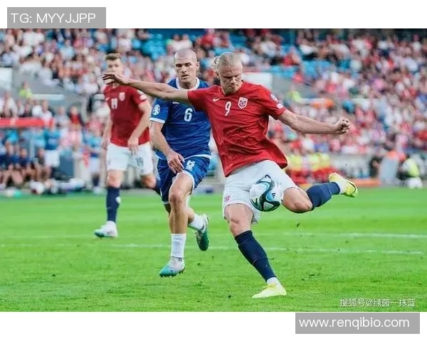 足球巨星精彩射门瞬间定格 展现速度与力量的完美结合